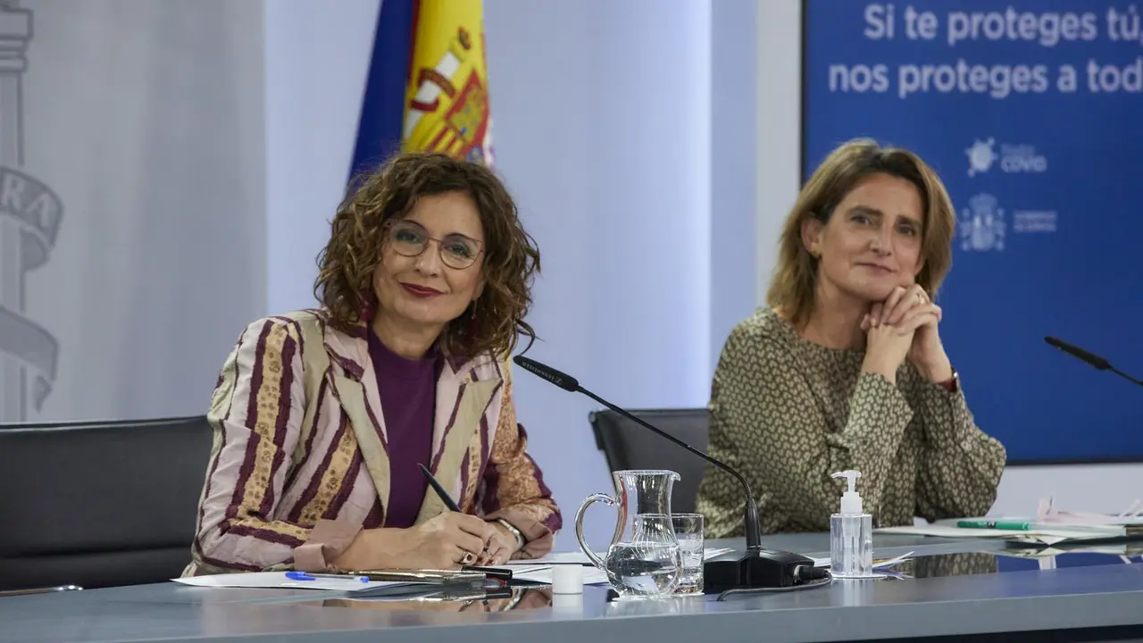 Archivo - La ministra de Hacienda, Mar&iacute;a Jes&uacute;s Montero, y la vicepresidenta cuarta y ministra para la Transici&oacute;n Ecol&oacute;gica, Teresa Ribera, tras el Consejo de Ministros