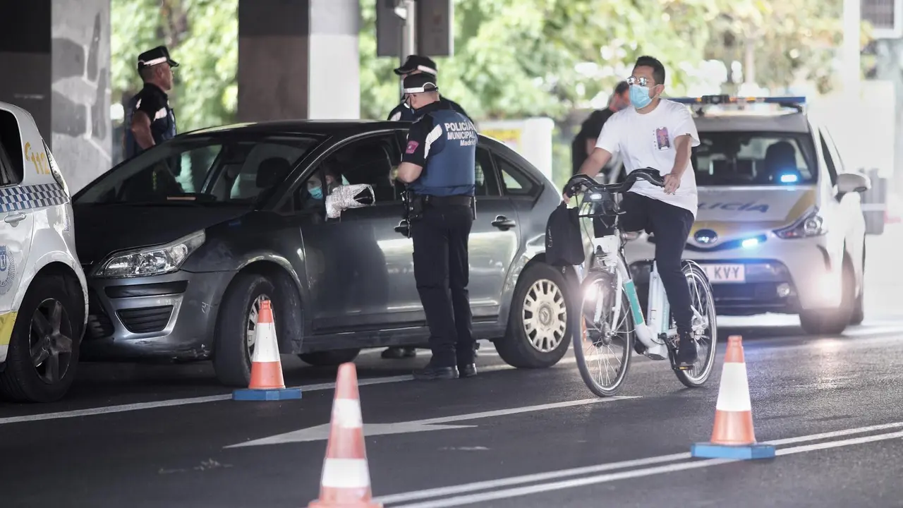 Archivo - Agentes de la Polic&iacute;a Municipal de Madrid realizan controles