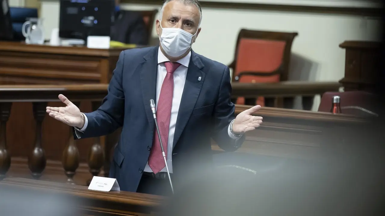 Archivo - El presidente de Canarias, &Aacute;ngel V&iacute;ctor Torres, en el Pleno del Parlamento