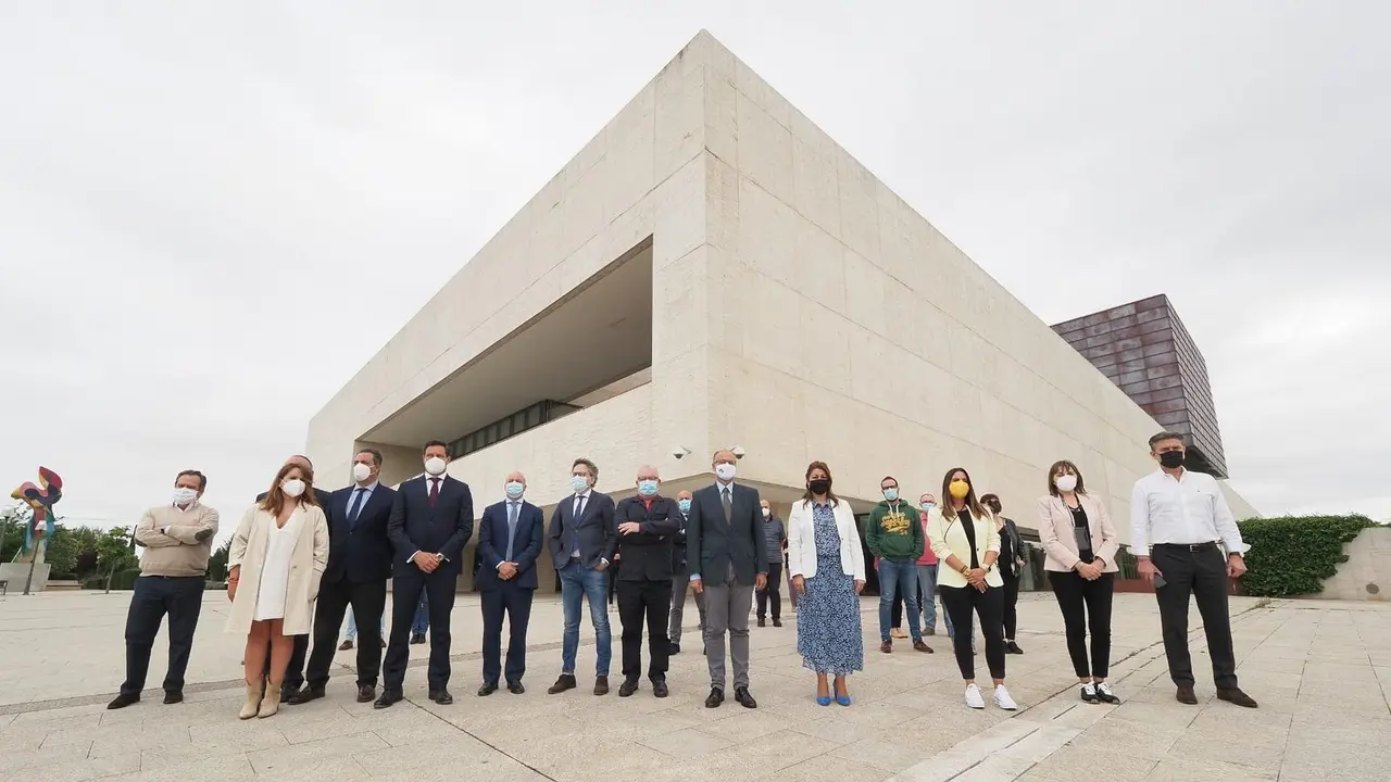 Minuto de silencio ante las Cortes de Castilla y Le&oacute;n.