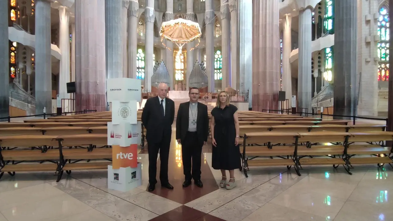 El presidente general de la Fondazione Pro Musica e Arte Sacra, Hans-Albert Courtial, el obispo auxiliar de Barcelona Sergi Gordo Rodr&iacute;guez y la directora de Entretenimiento y Divulgaci&oacute;n de RTVE, Ana Maria Bordas.