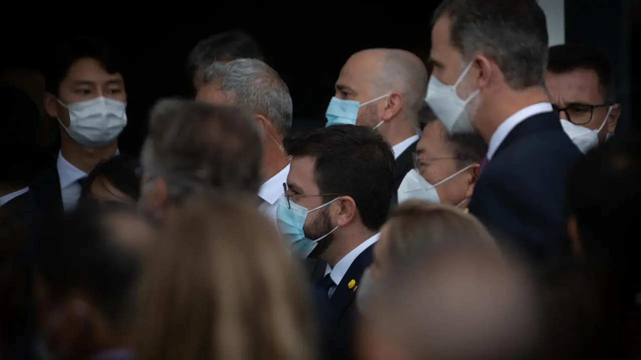 El presidente de la Generalitat, Pere Aragon&eacute;s (i) y el Rey Felipe VI (d), a su llegada al W Barcelona para asistir a una cena inaugural de la XXXVI reuni&oacute;n anual del Cercle D'Econom&iacute;a, a 16 de junio de 2021, en Barcelona, Catalunya (Espa&ntilde;a). ARCHIVO.