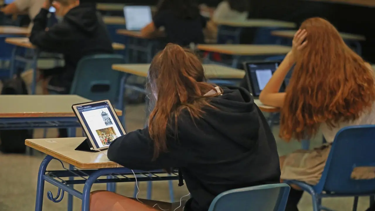 Archivo - Aula de un colegio, foto de recurso