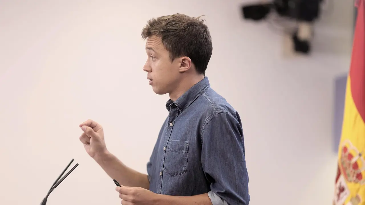 El l&iacute;der de M&aacute;s Pa&iacute;s, &Iacute;&ntilde;igo Errej&oacute;n, interviene en una rueda de prensa 