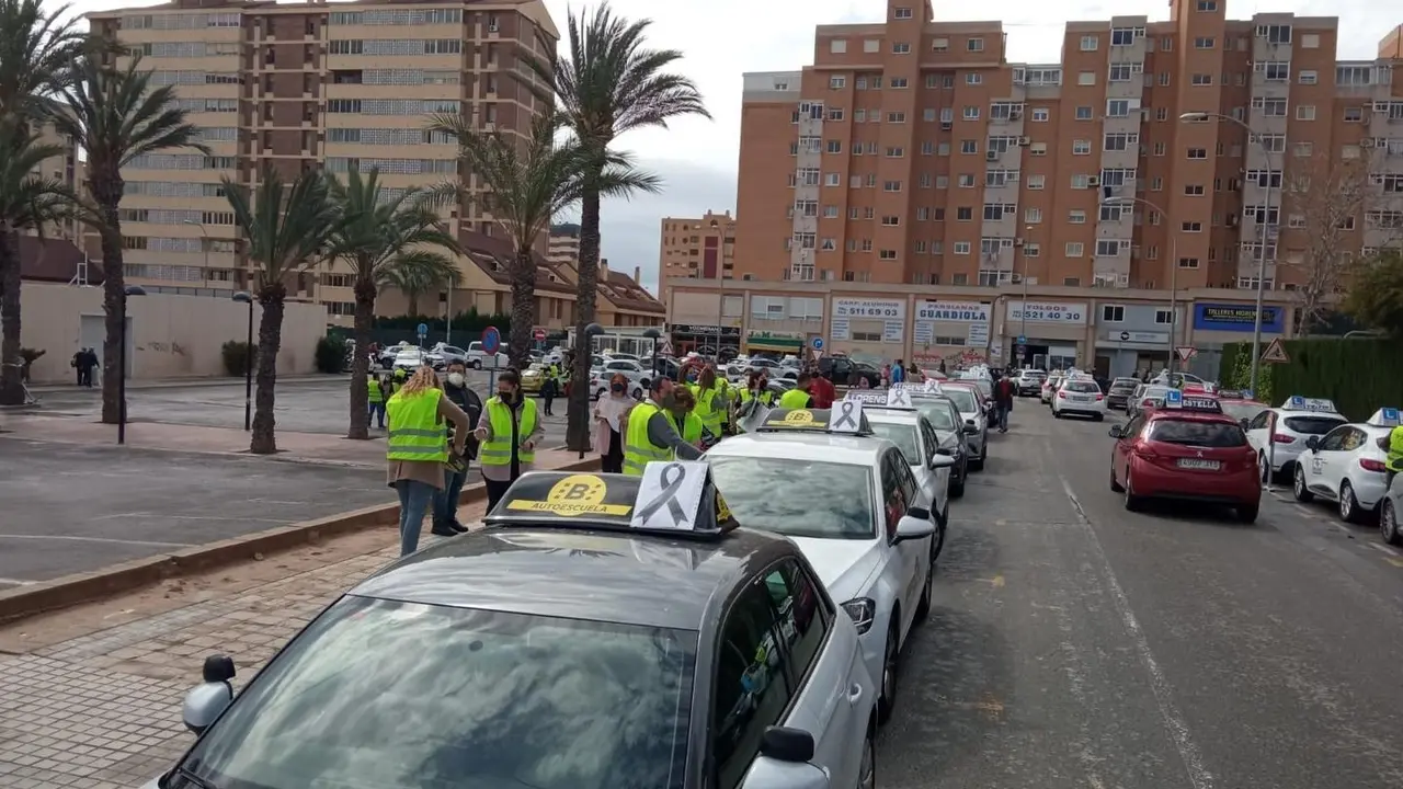 Archivo - Un instante de la protesta en Babel, Alicante, de las Autoescuelas de la provincia