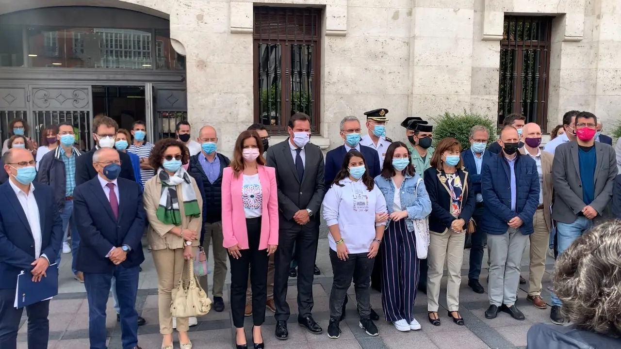 Concentraci&oacute;n de condena de la &uacute;ltima muerte por violencia machista ocurrida en Valladolid, con las autoridades junto a dos j&oacute;venes, amigas de las hijas de la mujer fallecida.