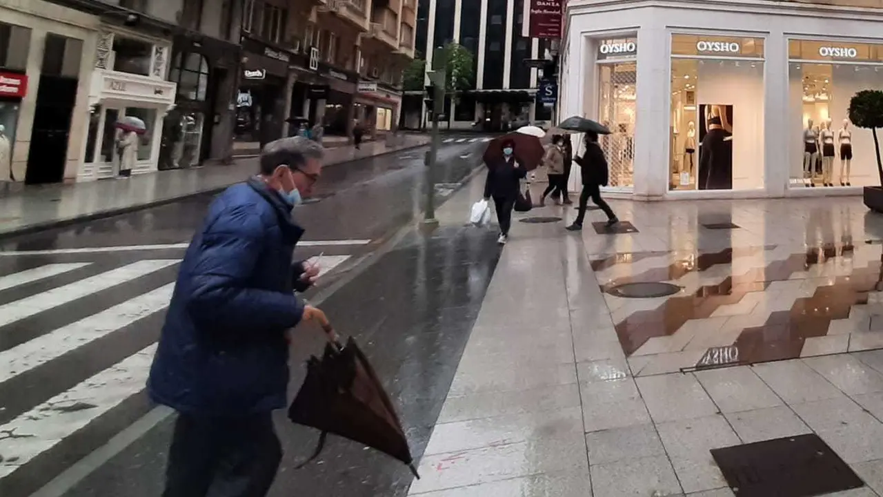 Varias personas por el centro de Santander. / S. D&iacute;az