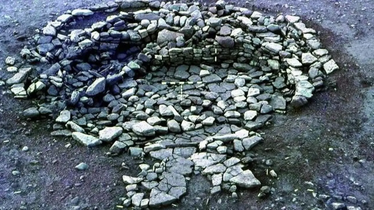 Objetos que incluyen cucharas de hueso, piedras quernstone y piezas de juego se incorporaron a las paredes de esta casa circular de la Edad del Hierro en Broxmouth, Escocia.