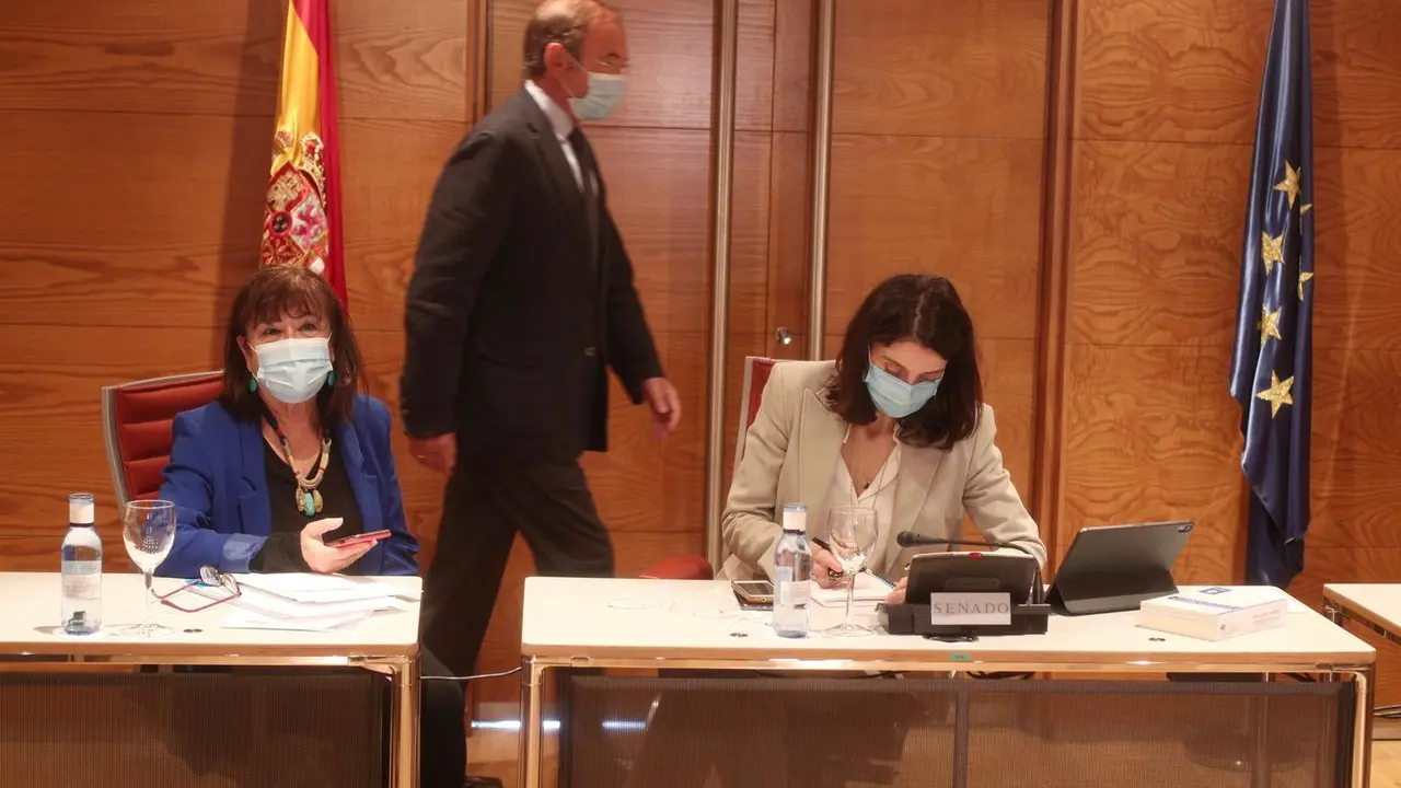 Archivo - (I-D) La vicepresidenta primera del Senado y portavoz de la Mesa, Cristina Narbona; el vicepresidente segundo de la Mesa, P&iacute;o Garc&iacute;a-Escudero; y la presidenta del Senado, Pilar Llop, momentos antes de iniciar la reuni&oacute;n del &oacute;rgano en el Sal&oacute;n de