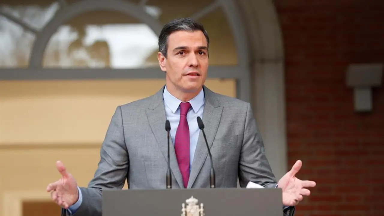 El presidente del Gobierno, Pedro S&aacute;nchez, se dispone a dar una declaraci&oacute;n institucional en el Palacio de la Moncloa para explicar los pormenores de la decisi&oacute;n de aprobar los indultos a independentistas del "proc&eacute;s" en el Consejo de Ministros celebrado este martes. EFE/Emilio Naranjo