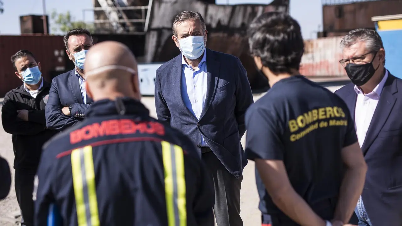 El consejero de Justicia, Interior y V&iacute;ctimas en funciones de la Comunidad de Madrid, Enrique L&oacute;pez (c), durante la visita a una de las actividades formativas en el curso de nuevo ingreso de 100 aspirantes al Cuerpo de Bomberos de la Comunidad de Madrid, 