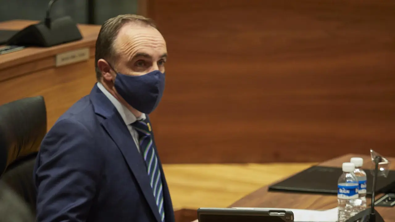 Archivo - El portavoz de Navarra Suma, Javier Esparza, en el Parlamento de Navarra este 8 de octubre de 2020.