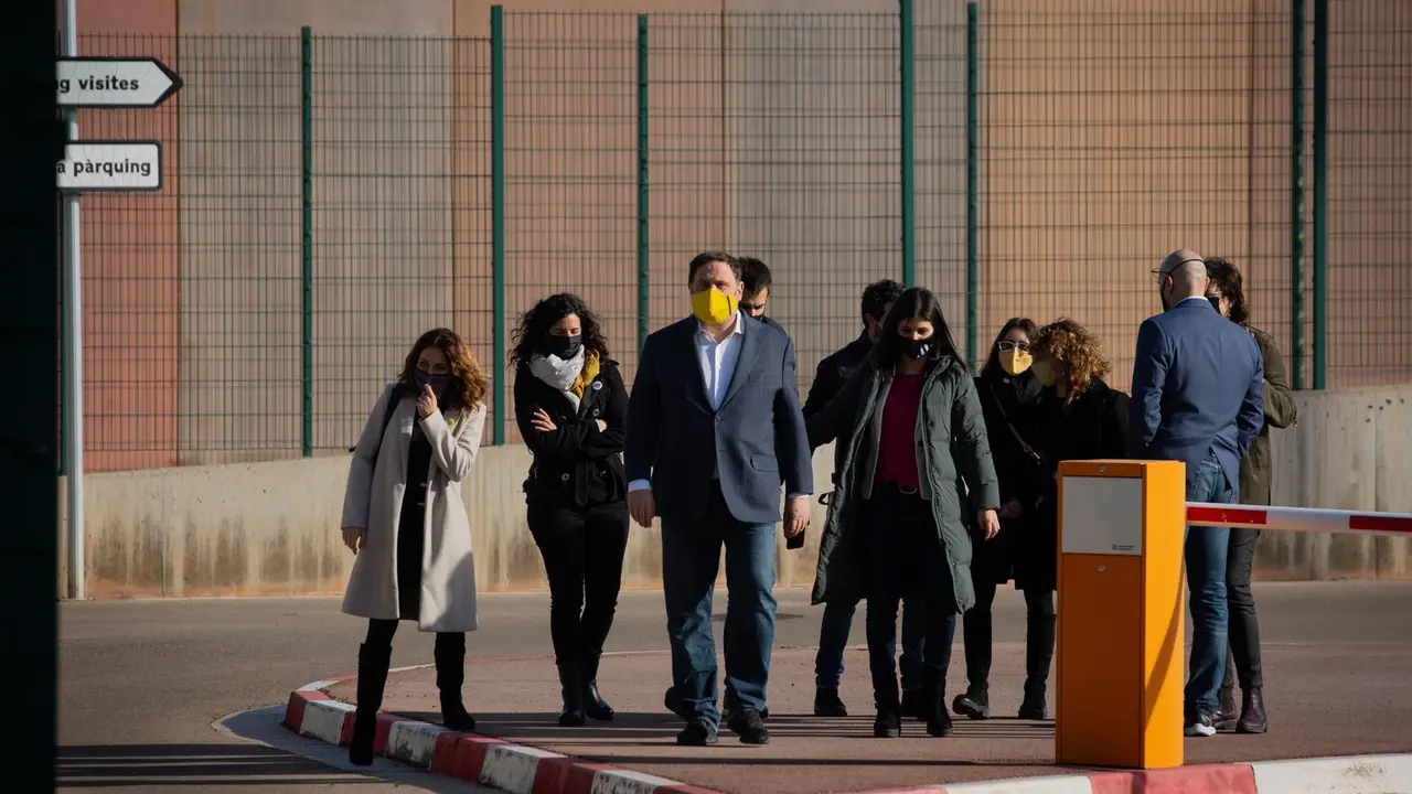 Archivo - El l&iacute;der de ERC y exvicepresidente del Govern, Oriol Junqueras (c), a su salida de la c&aacute;rcel de Lledoners donde cumple condena por el 1-O, en Lledoners, Barcelona, Catalunya, (Espa&ntilde;a), a 29 de enero de 2021