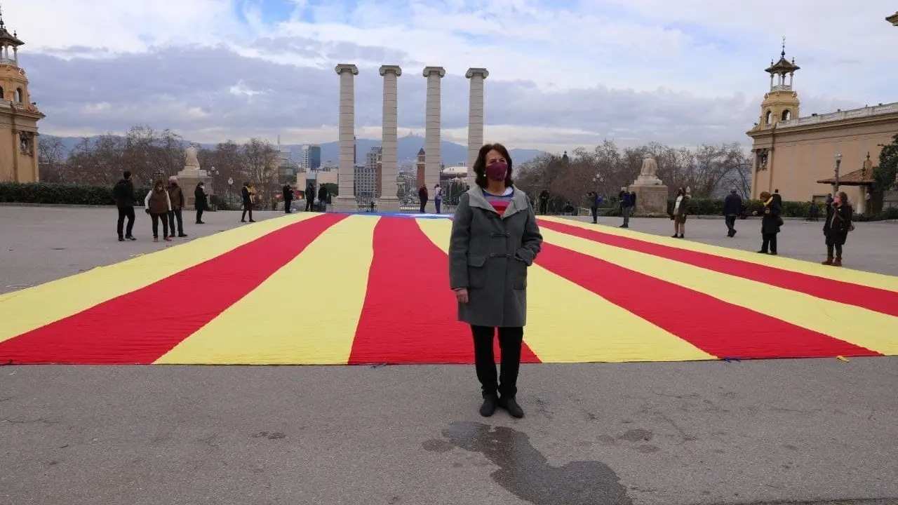 Archivo - La presidenta de la ANC, Elisenda Paluzie, en una acci&oacute;n en la que han desplegado una 'estelada' en las fuentes de Montju&iuml;c de Barcelona
