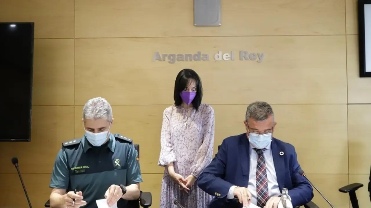 La delegada del Gobierno en Madrid, Mercedes Gonz&aacute;lez, ha asistido hoy en Arganda del Rey a la Junta Local de Seguridad, donde ha anunciado su voluntad de reforzar y extender al resto de municipios de la regi&oacute;n el Sistema VioG&eacute;n