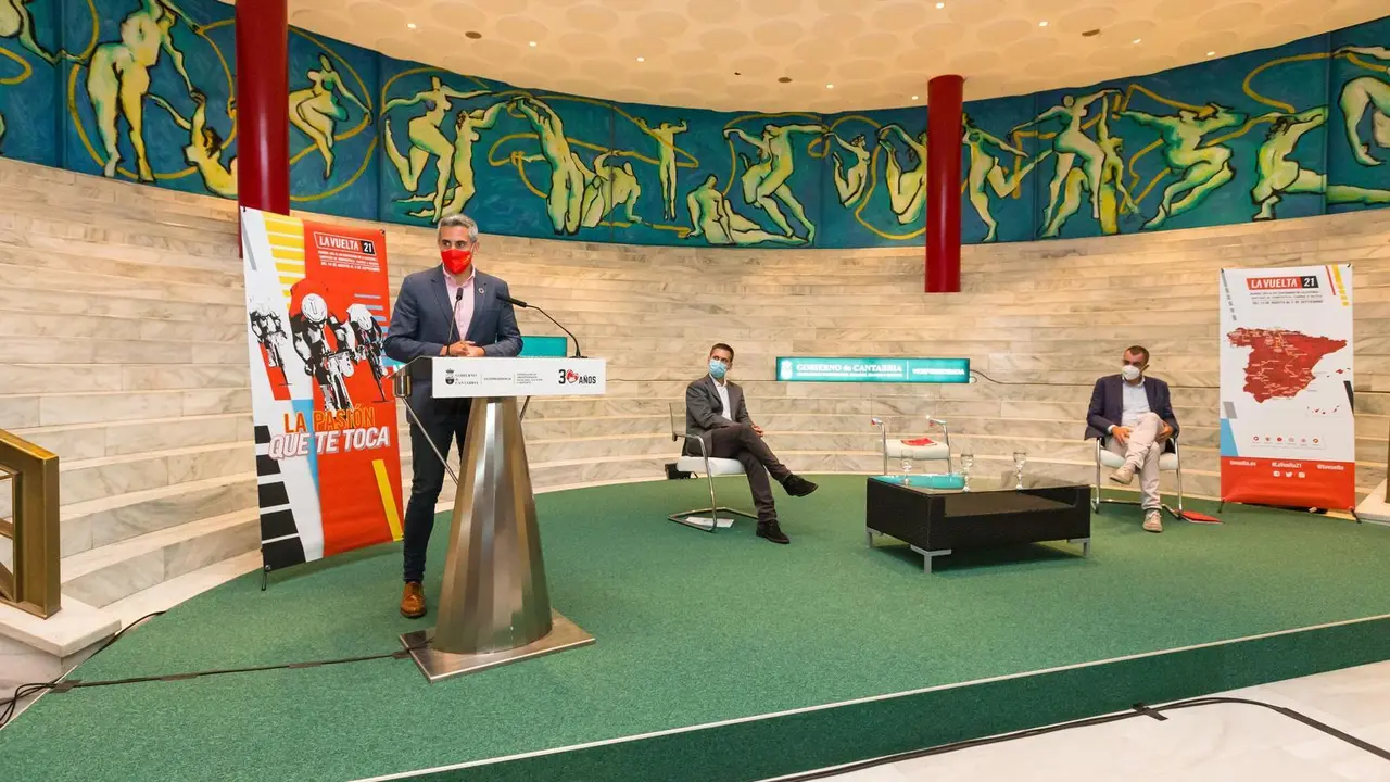 El vicepresidente y consejero de Deporte, Pablo Zuloaga, presenta, junto al director general de la Vuelta 2021, Javier Guill&eacute;n, las etapas de la Vuelta Ciclista a Espa&ntilde;a por Cantabria.