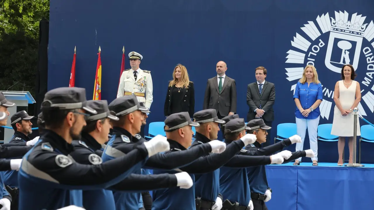 Archivo - El comisario general de la Polic&iacute;a Municipal de Madrid, Teodoro P&eacute;rez Garc&iacute;a (1i), el presidente de la Asamblea de Madrid, Juan Trinidad (3i), el alcalde de Madrid, Jos&eacute; Luis Mart&iacute;nez-Almeida (4i) y la portavoz del Gobierno Municipal y delegada 