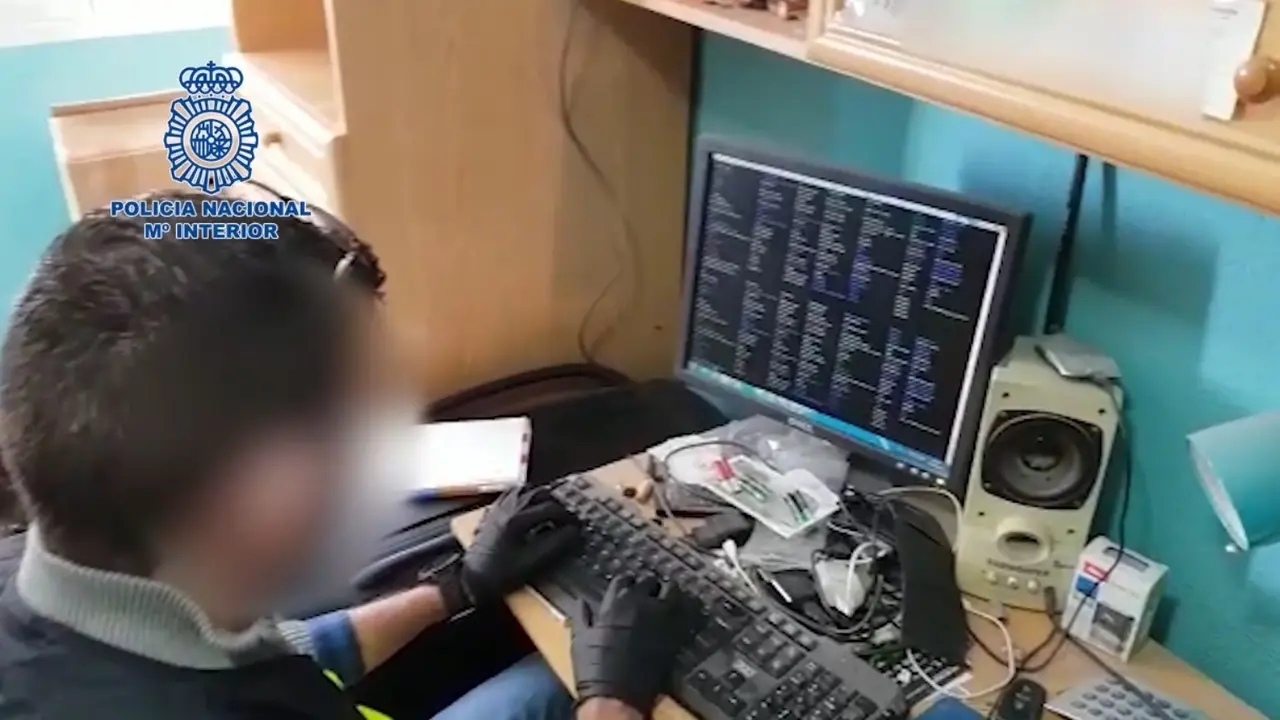 Los investigadores de la Polic&iacute;a Nacional en una de las viviendas