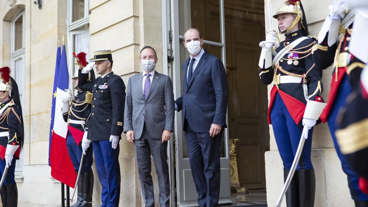 Jean Castex recibe a Xavier Espot a las puertas del Hotel Matignon.