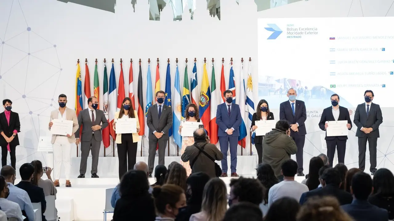 O presidente da Xunta, Alberto N&uacute;&ntilde;ez Feij&oacute;o, acompa&ntilde;ado polo conselleiro de Cultura, Educaci&oacute;n e Universidade, Rom&aacute;n Rodr&iacute;guez, e polo secretario xeral da Emigraci&oacute;n, Antonio Rodr&iacute;guez Miranda, participa no encontro cos beneficiarios das Bolsas de Excelencia Mocidade Exterior (Beme). Cidade da Cultura (Santiago de Compostela) , 22/6/2021.