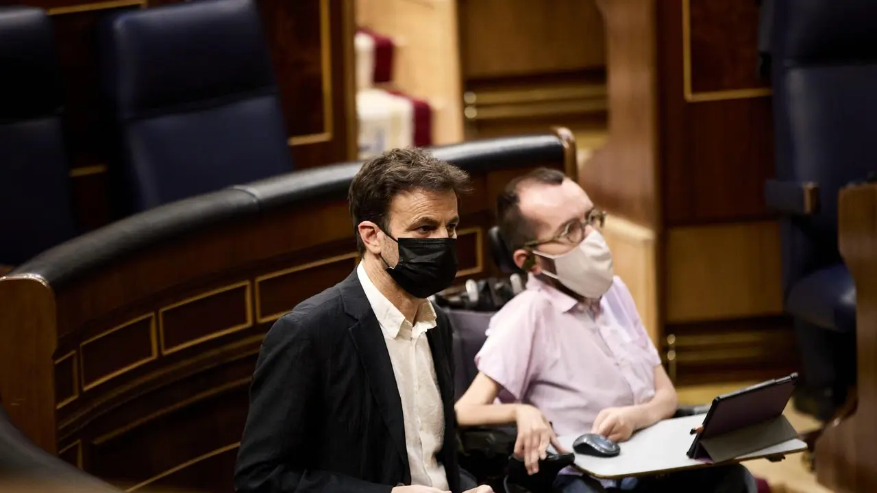 El presidente del grupo parlamentario de Unidas Podemos en el Congreso, Jaume Asens (i); y el portavoz de Unidas Podemos en el Congreso, Pablo Echenique, en una sesi&oacute;n plenaria en el Congreso de los Diputados, a 15 de junio de 2021, en Madrid (Espa&ntilde;a).