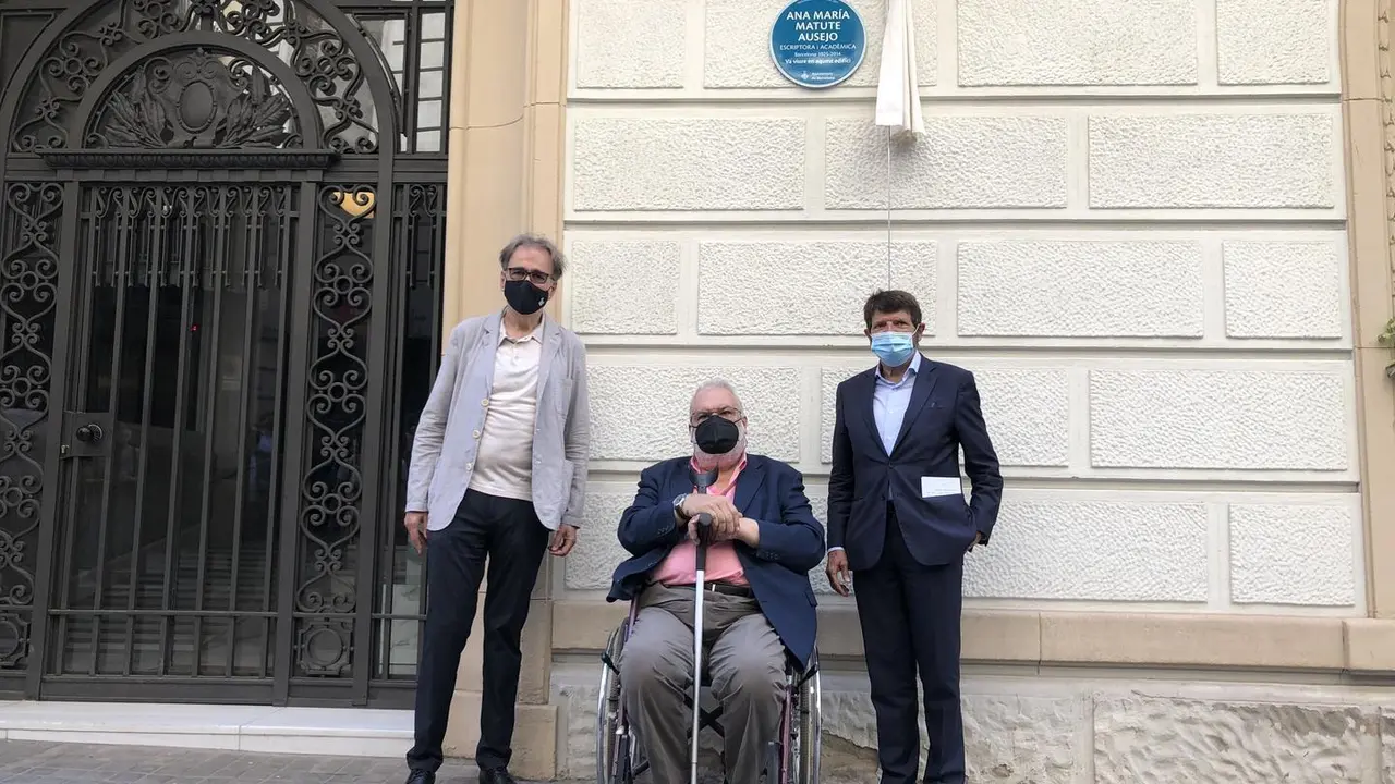 De izquierda a derecha, el teniente de alcald&iacute;a de Cultura, Educaci&oacute;n, Ciencia y Comunidad, Joan Subirats; el hijo de Ana Mar&iacute;a Matute, Juan Pablo Goicoechea; y el concejal del distrito de Sarri&agrave;-Sant Gervasi, Albert Batlle.