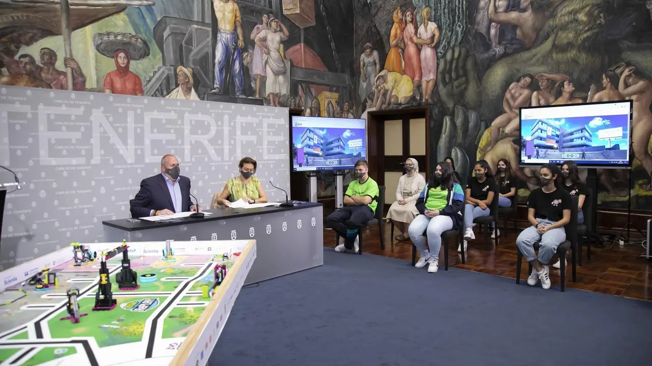 El vicepresidente del Cabildo de Tenerife, Enrique Arriaga (i), en la presentaci&oacute;n de la final nacional de 'FIRST LEGO league'