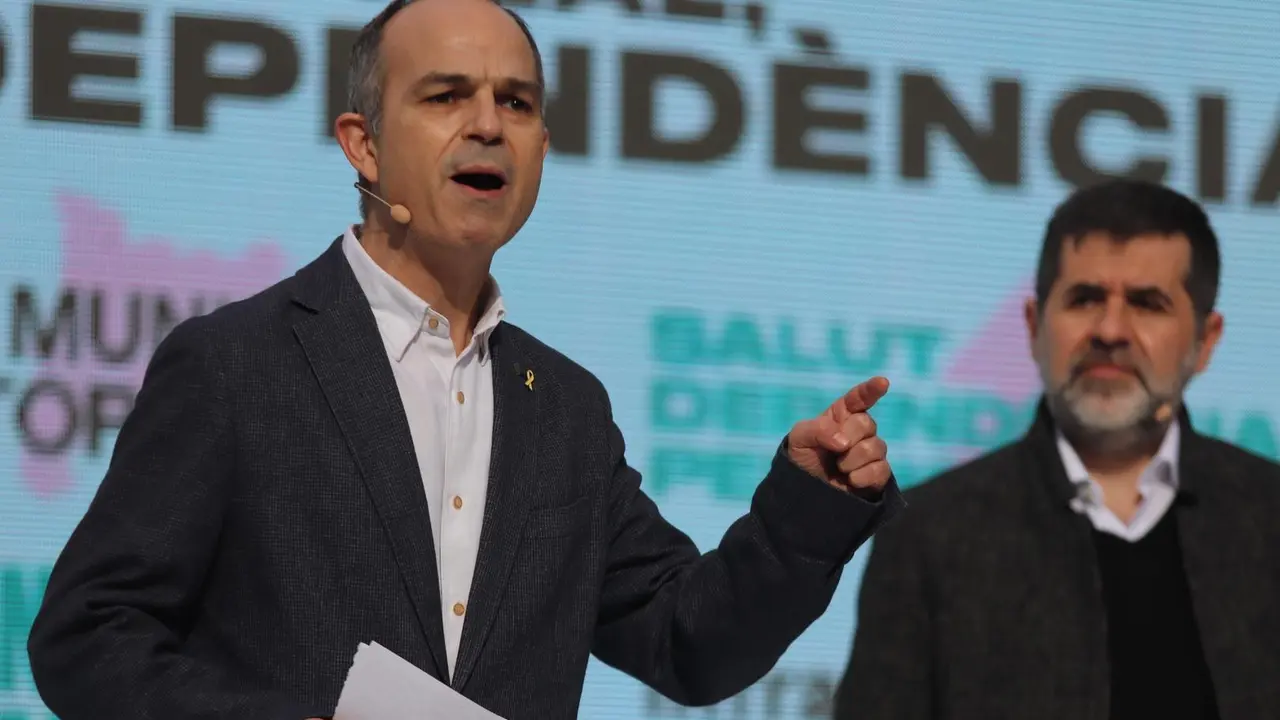 Archivo - (I-D) El exconseller catal&aacute;n Jordi Turull y el secretario general de JxCat, Jordi S&aacute;nchez, durante un acto electoral de Junts per Cat (JxCat) en Barcelona, Catalunya (Espa&ntilde;a), a 30 de enero de 2021.