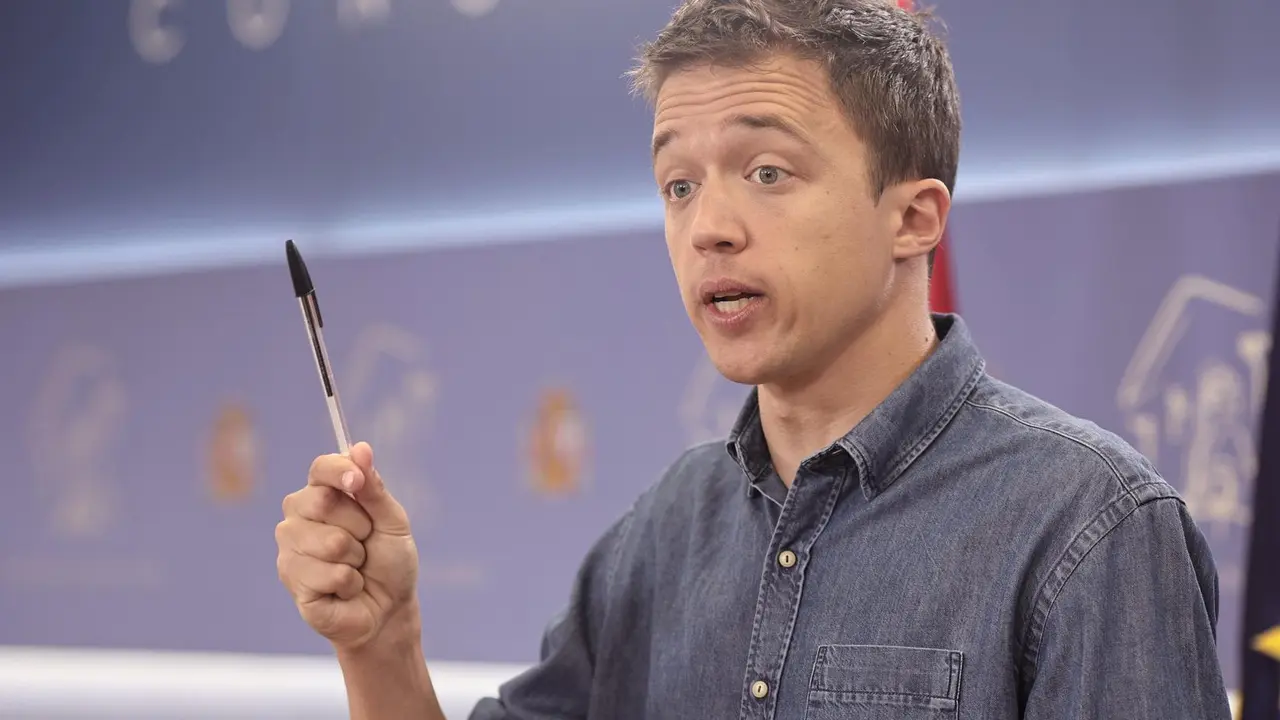 El l&iacute;der de M&aacute;s Pa&iacute;s, &Iacute;&ntilde;igo Errej&oacute;n, interviene en una rueda de prensa anterior a una Junta de Portavoces, a 15 de junio de 2021, en la Sala Constitucional del Congreso de los Diputados, a 15 de junio de 2021, en Madrid, (Espa&ntilde;a).