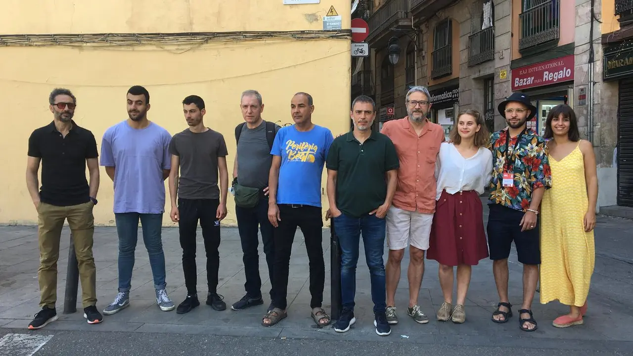 Los actores de la obra &lsquo;Carrer Robadors&rsquo; junto a su director Julio Manrique