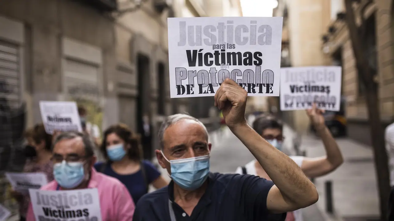 Varias personas participan en una manifestaci&oacute;n convocada contra la gesti&oacute;n de la presidenta en funciones de la Comunidad de Madrid en los geri&aacute;tricos durante la pandemia.