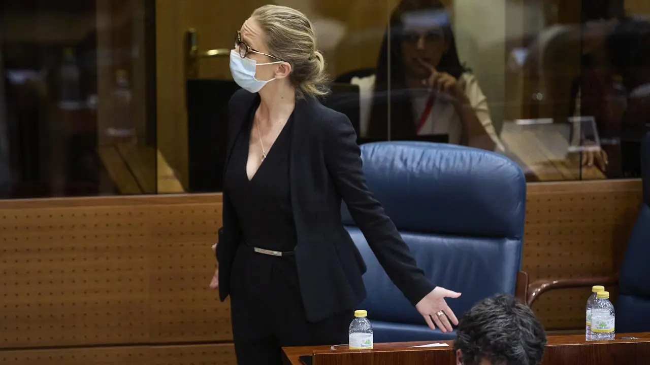 La nueva portavoz de Unidas Podemos en la Asamblea de Madrid, Carolina Alonso, en la segunda sesi&oacute;n del pleno de investidura de la presidenta en funciones de la Comunidad y candidata a la reelecci&oacute;n, Isabel D&iacute;az Ayuso, a 18 de junio de 2021, en Madrid (Es