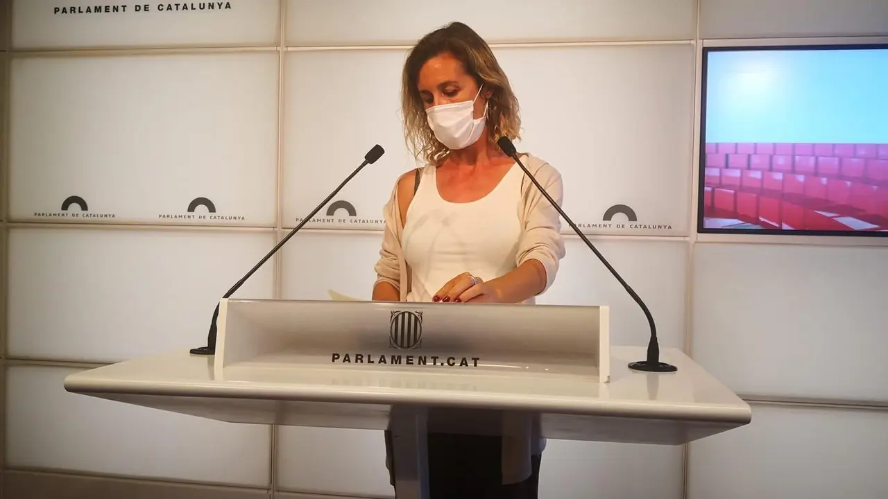 La diputada de la CUP en el Parlament Laia Estrada en rueda de prensa