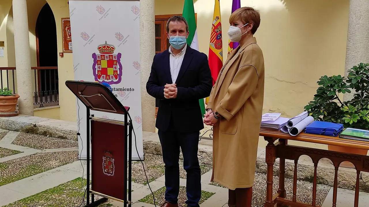 Archivo - Julio Mill&aacute;n (PSOE)  y Mar&iacute;a Cantos (Cs)