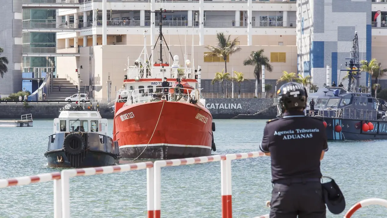 Agentes de la Polic&iacute;a Nacional y la Guardia Civil llegan a la Base Naval de Gran Canaria en la patrullera &lsquo;Sacre&rsquo; de Vigilancia Aduanera de la Agencia Tributaria despu&eacute;s de incautar una embarcaci&oacute;n cargada de hach&iacute;s en aguas del Atl&aacute;ntico.
