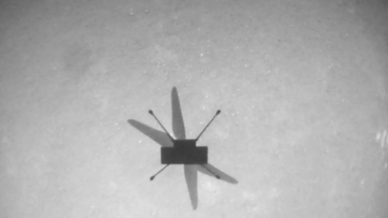 Ingenuity capta su sombre en el suelo marciano durante el octavo vuelo