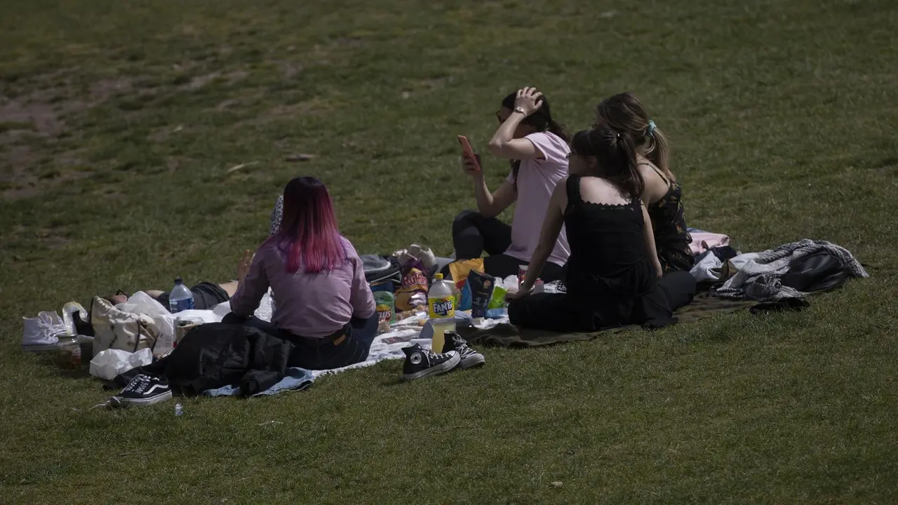 Archivo - Varias personas sin mascarilla, en Madrid R&iacute;o