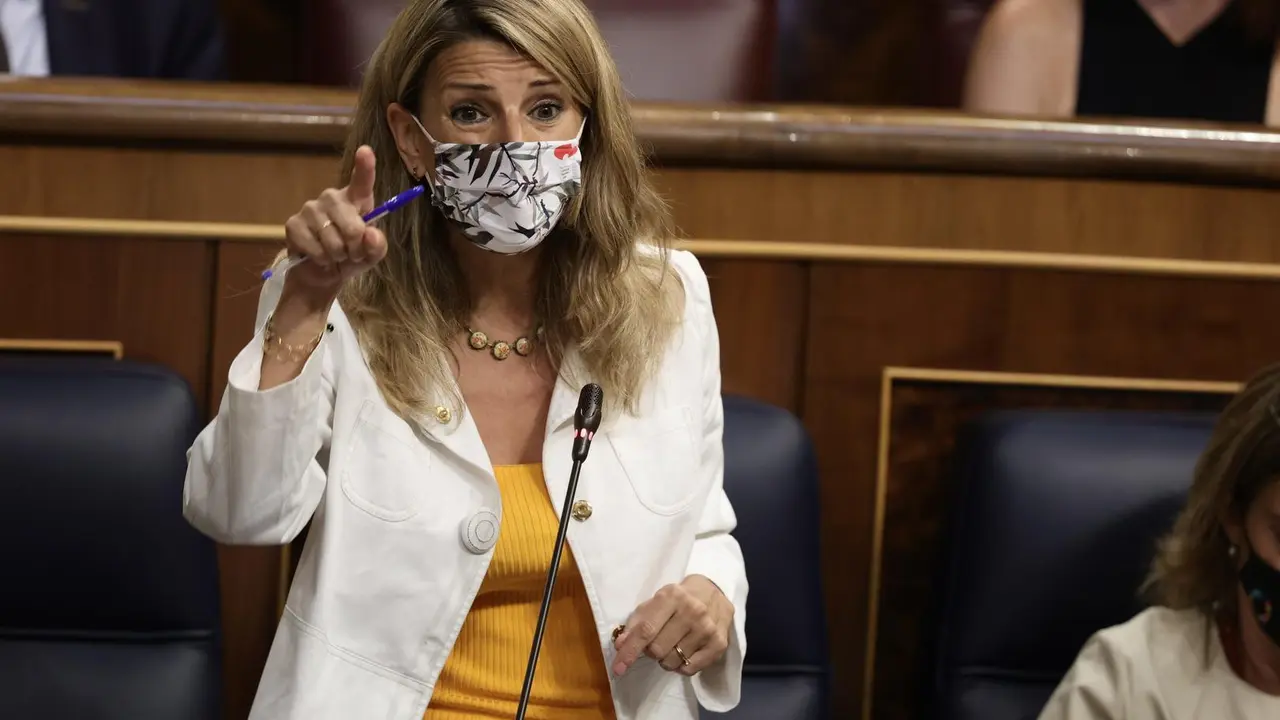 La vicepresidenta tercera del Gobierno y ministra de Trabajo y Econom&iacute;a Social, Yolanda D&iacute;az, en una sesi&oacute;n de control al Gobierno, a 16 de junio de 2021, en el Congreso de los Diputados, Madrid, (Espa&ntilde;a). 