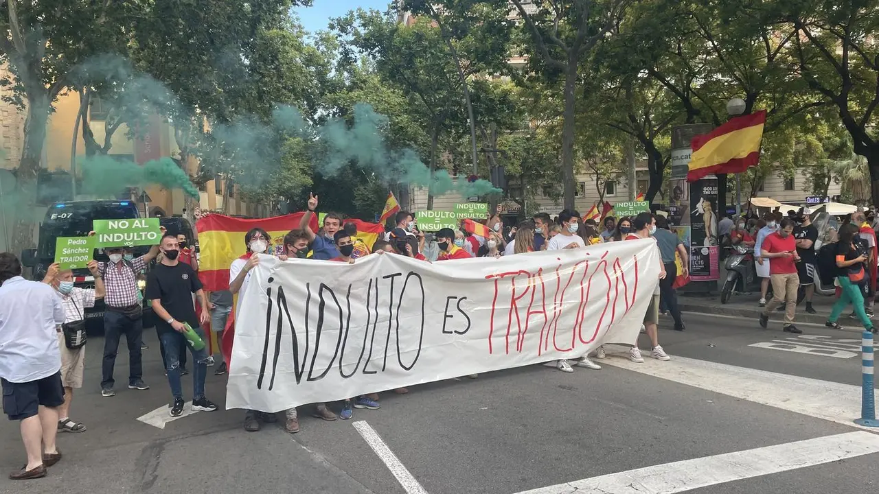 Unas 200 personas protestan en la plaza Art&oacute;s de Barcelona en contra de los indultos a los presos del 1-O. En Barcelona el 22 de junio de 2021.