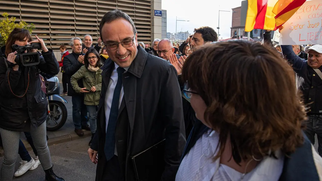 Archivo - El exconseller Josep Rull, preso en Lledoners por el proc&eacute;s, junto a su mujer, Meritxell Llu&iacute;s, a su llegada a Terrassa, a 9 de marzo de 2020.