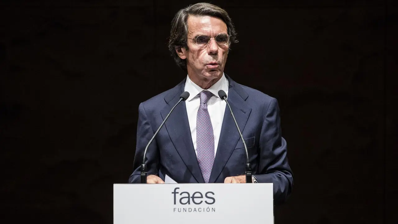 El expresidente del Gobierno y presidente de la Fundaci&oacute;n FAES, Jos&eacute; Mar&iacute;a Aznar, interviene en la entrega del X Premio FAES de la Libertad al l&iacute;der opositor venezolano Juan Guaid&oacute;. En el Auditorio de CaixaForum, a 27 de mayo de 2021, en Madrid (Espa&ntilde;a). 