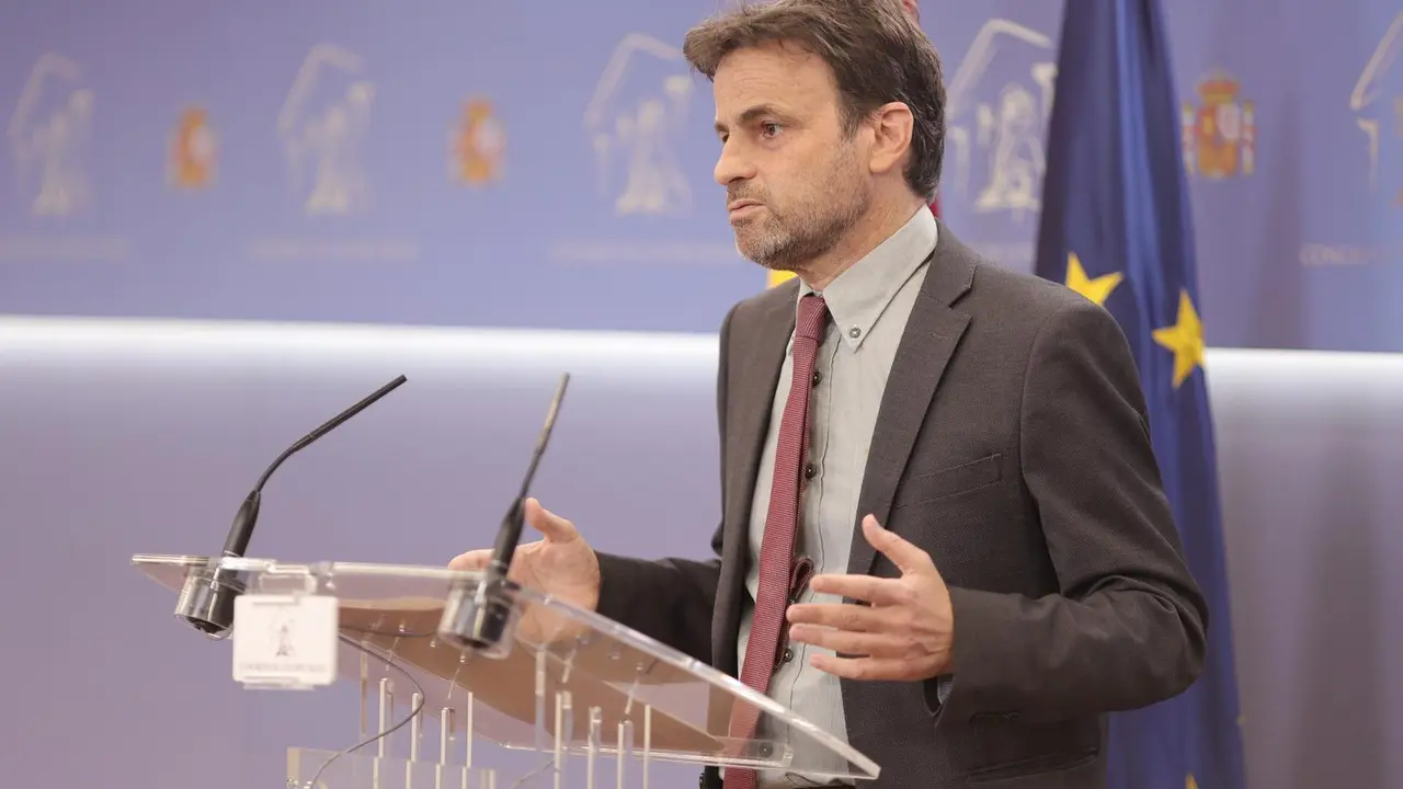 El presidente del grupo parlamentario de Unidas Podemos en el Congreso, Jaume Asens, interviene en una rueda de prensa anterior a una reuni&oacute;n de la Junta de Portavoces en el Congreso de los Diputados, a 22 de junio de 2021, en Madrid, (Espa&ntilde;a).