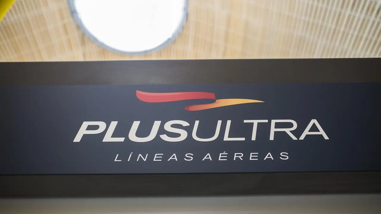 Archivo - Un panel muestra informaci&oacute;n sobre vuelos de la aerol&iacute;nea Plus Ultra.