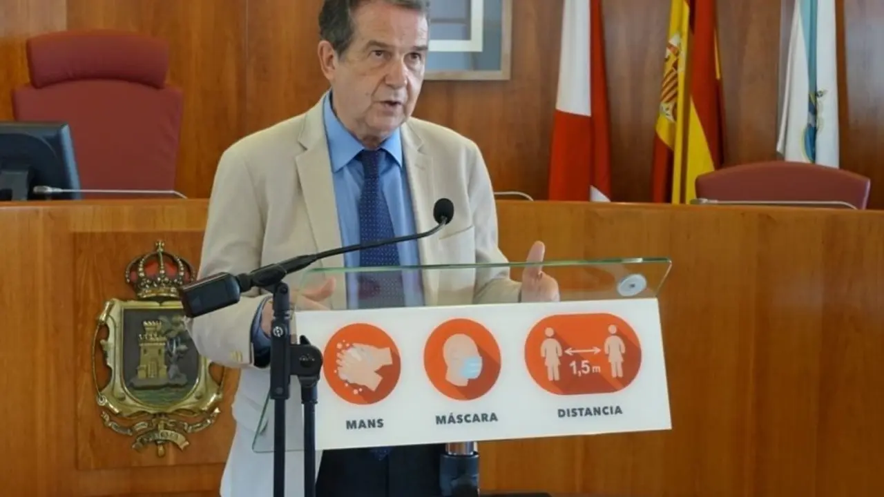 El presidente de la FEMP, Abel Caballero, en una rueda de prensa en el sal&oacute;n de plenos del Ayuntamiento ol&iacute;vico.