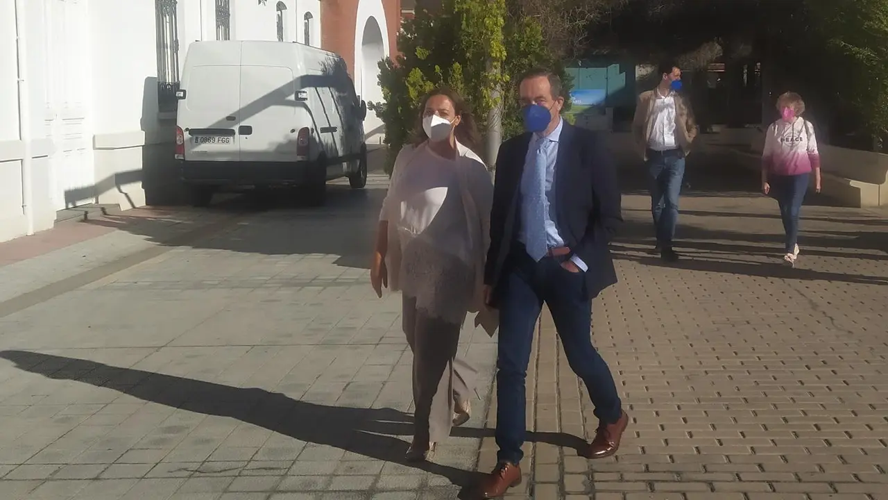 La secretaria del PSOE en la provincia de Palencia, Miriam Andr&eacute;s y el exministro de Defensa, Jos&eacute; Bono, llegando a la Escuela Socialista