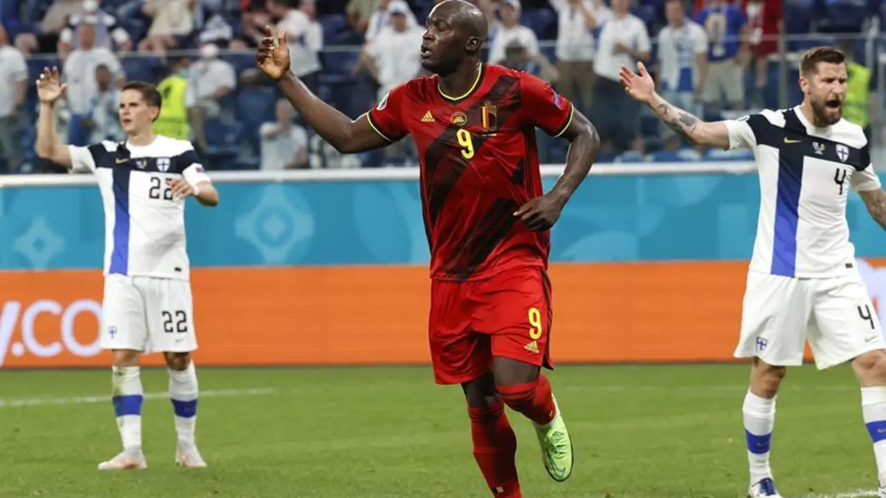 Romelu Lukaku (C), de B&eacute;lgica, celebra un gol que luego fue anulado por fuera de juego durante el partido de f&uacute;tbol. EFE