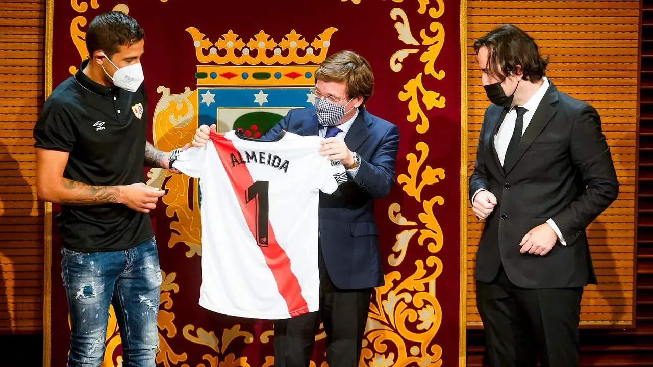 El alcalde de Madrid, Jos&eacute; Luis Mart&iacute;nez-Almeida (c), recibe en el Ayuntamiento al Club de F&uacute;tbol Rayo Vallecano de Madrid reci&eacute;n ascendido a Primera Divisi&oacute;n, a 22 de junio de 2021, en la Real Casa de Correos, Madrid, (Espa&ntilde;a). 