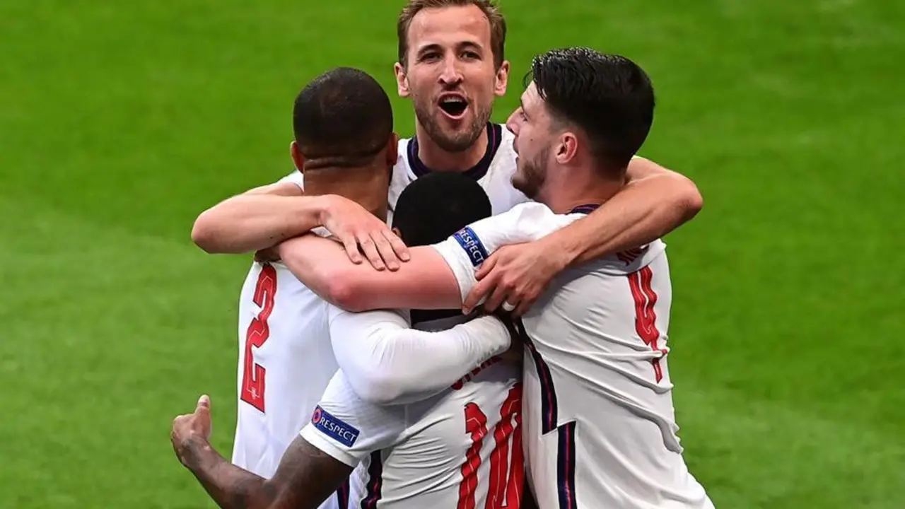 Raheem Sterling (frente C) de Inglaterra celebra con sus compa&ntilde;eros de equipo despu&eacute;s de anotar el 1-0. EFE