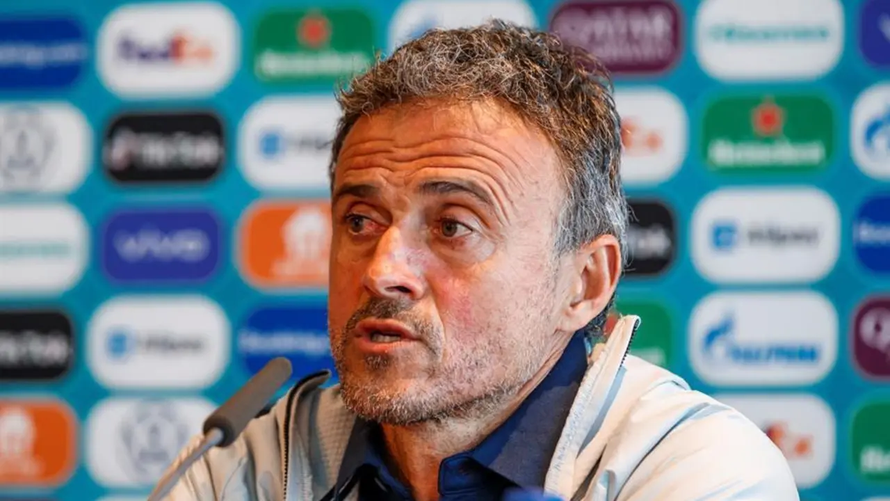 El entrenador de la selecci&oacute;n espa&ntilde;ola, Luis Enrique, ofrece una rueda de prensa este martes en Sevilla, en la v&iacute;spera de su encuentro del grupo E de la Eurocopa 2020 ante Eslovaquia. EFE/ Pablo Garc&iacute;a