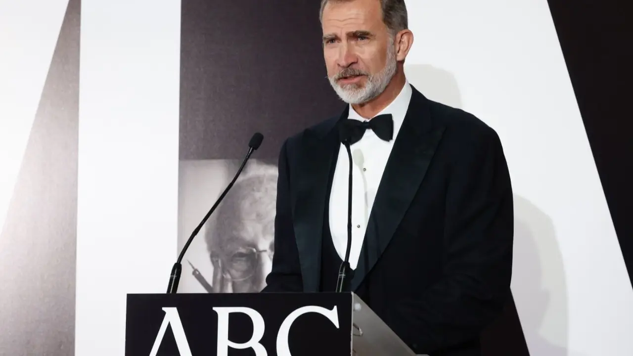 El Rey Felipe VI durante la clausura de la entega de premios Mariano de Cavia, Luca de Tena y Mingote.